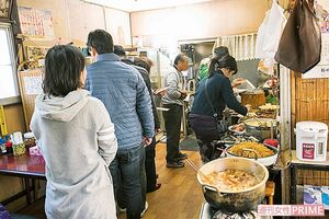 はつゑさんの味を求め、多くのお客さんでにぎわう店内。　撮影／原田 崇