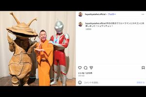 5月17日放送の『笑点』でウルトラマンとカネゴンと共演した林家たい平(林家たい平Instagramより)