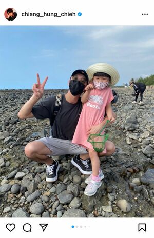 8月15日に江宏傑のインスタグラムに投稿された親子ショット。長男の姿はない（公式インスタグラムより）