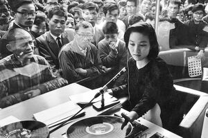 1963年、西銀座サテライトスタジオニッポン放送にて。ラジオDJとしても活躍した