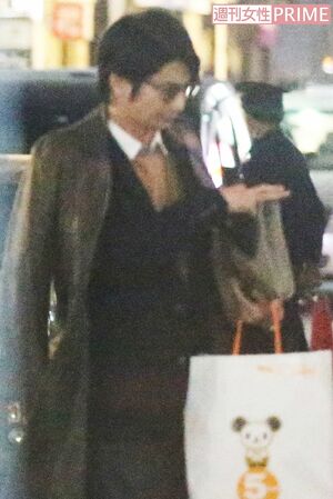 弁護士風ファッションで現れた向井理