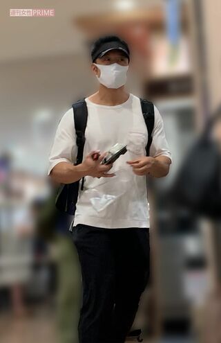 ジム帰り後にスーパーでパック寿司を購入するなかやまきんに君