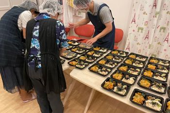 感染症対策に注意をしながらボランティアが弁当作り(新宿ニコニコ子ども食堂提供)