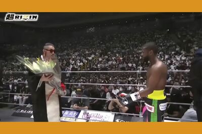 メイウェザーに花束を渡そうとするが投げ落とした奥野卓志氏（『超RIZIN』より抜粋）
