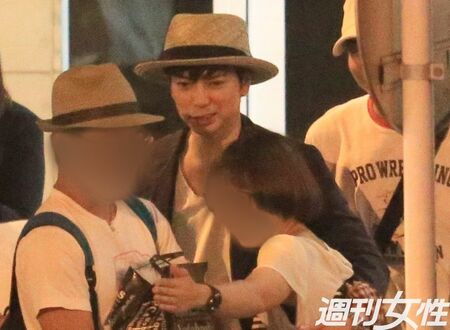 写真撮影に応じる松本潤