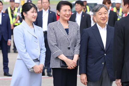 《天皇家ダイアリー》愛子さま、淡いピンクの帽子&ドレスにパールの小物を合わせた“上品ファッション”で…