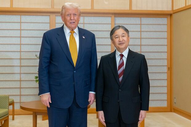 2025年10月27日に天皇陛下と会見をしたトランプ氏。スーツのボタンはきちんと閉めている（宮内庁提供写真）