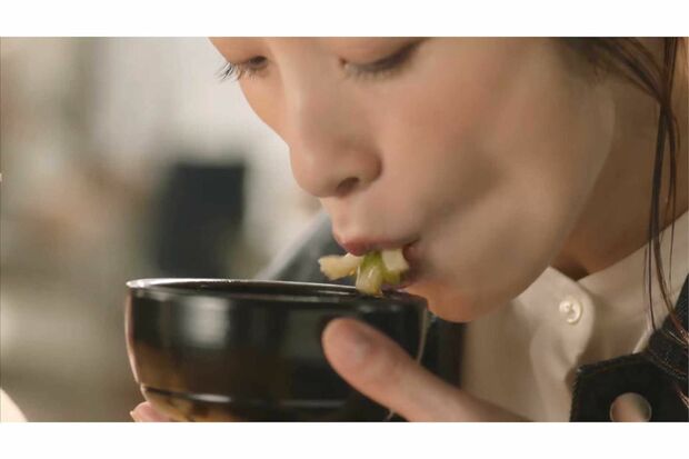 「ズルっ!」豪快にうどんをすする上戸彩(丸亀製麺公式YouTubeチャンネルより)