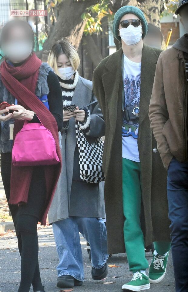 入場の列に並ぶ永山瑛太と木村カエラ