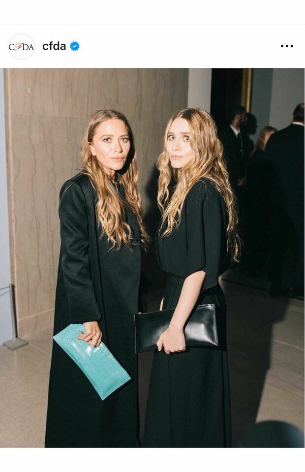 オルセン姉妹('19年)。ブランドは大成功でアメリカファッション協議会(CFDA)による表彰をたびたび受けている(CFDAのインスタグラムより)