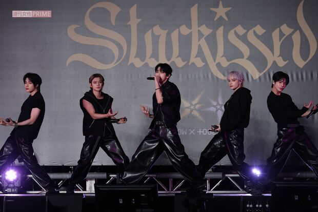 パフォーマンスをするTOMORROWXTOGETHERメンバー