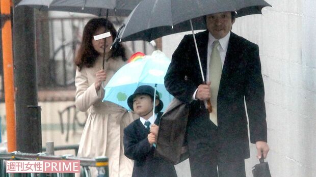 雨の中、政明くんの小学校入学式に笑顔で出席する香川と知子夫人（'10年4月）