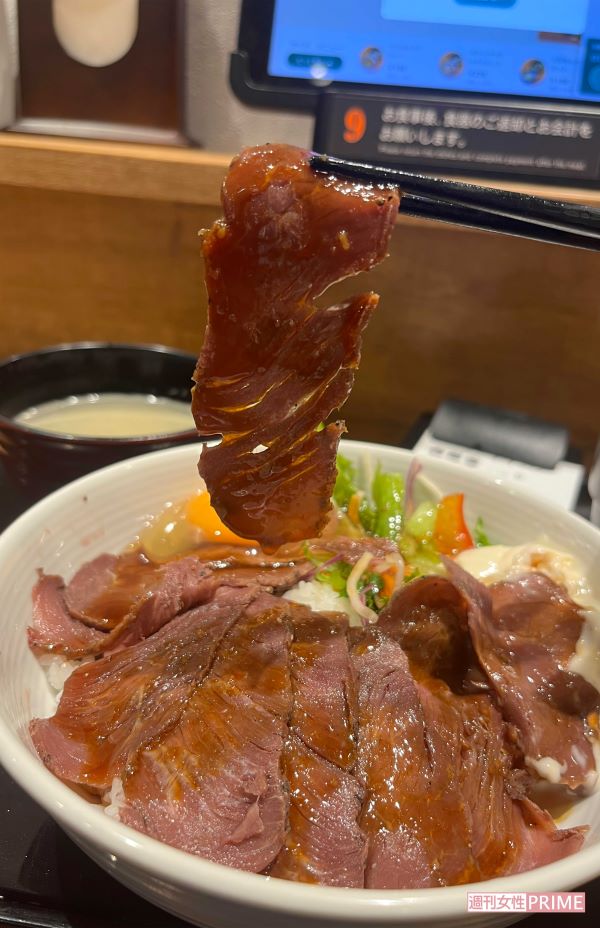 吉野家の『オーストリッチ丼』。薄い肉の下から赤いドリップ付きの白米が現れる