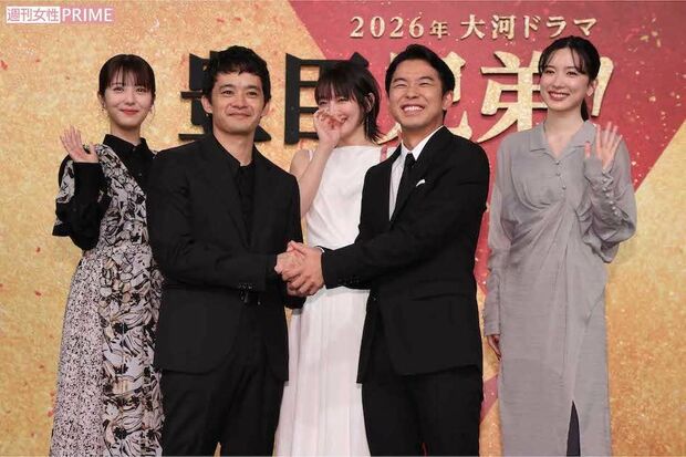 2024年10月、『豊臣兄弟!』の出演者発表会見での永野芽郁(右)