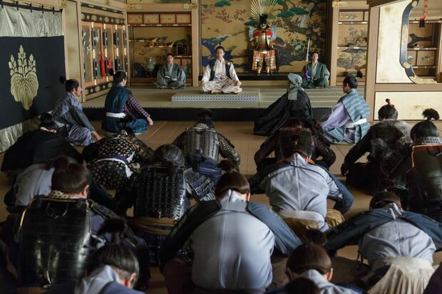 大坂城の主人として、家康の軍勢を迎え撃つ決意をした秀頼。力になってくれる牢人衆たちを前に何を語る──（NHK提供）