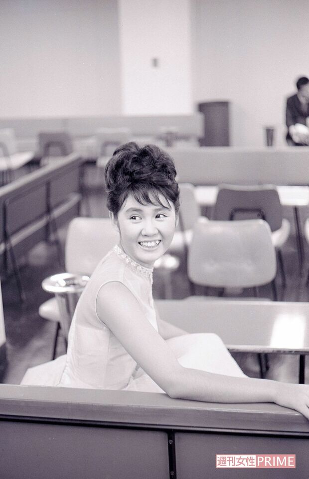 ’64年の本誌取材にてポーズを決める梓さん