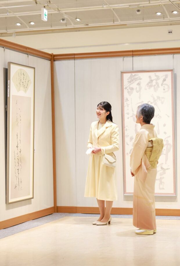 前回のお出ましに続き、柔らかなクリーム色のお召し物を着用された愛子さま。格式高い書道展にふさわしい上品な装い