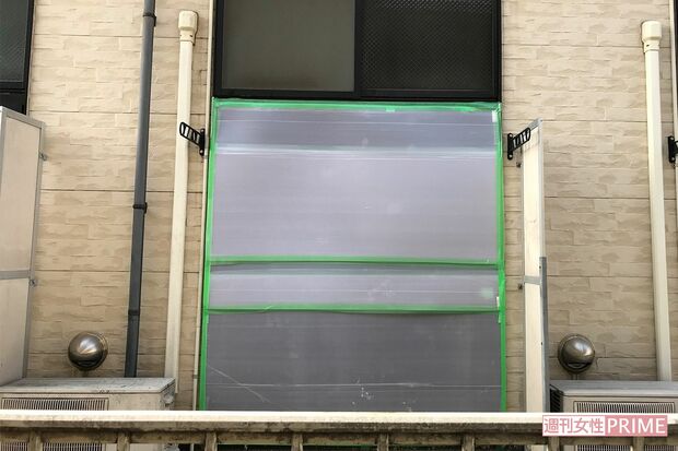 消火活動で窓ガラスの割られた田原春貴之容疑者宅は補修の生々しい跡が残っていた