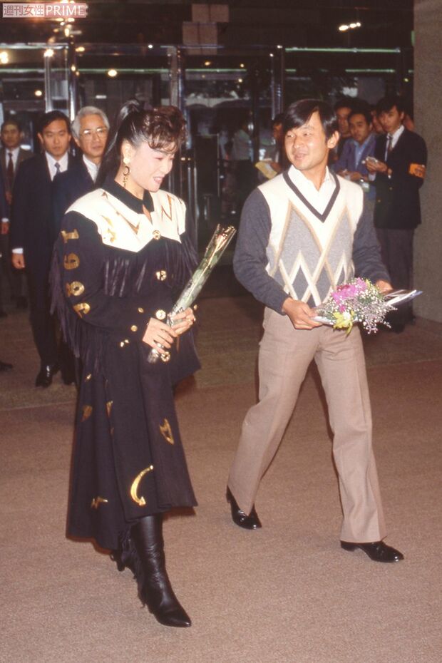 1986年10月、柏原芳恵のコンサートで。庭に咲いていたバラを一輪贈った　撮影／本誌写真班、宮内庁提供、JMPA