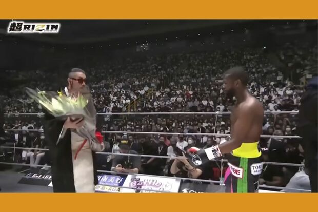 メイウェザーに花束を渡そうとするが投げ落とした奥野卓志氏（『超RIZIN』より抜粋）