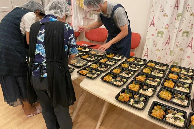 感染症対策に注意をしながらボランティアが弁当作り（新宿ニコニコ子ども食堂提供）