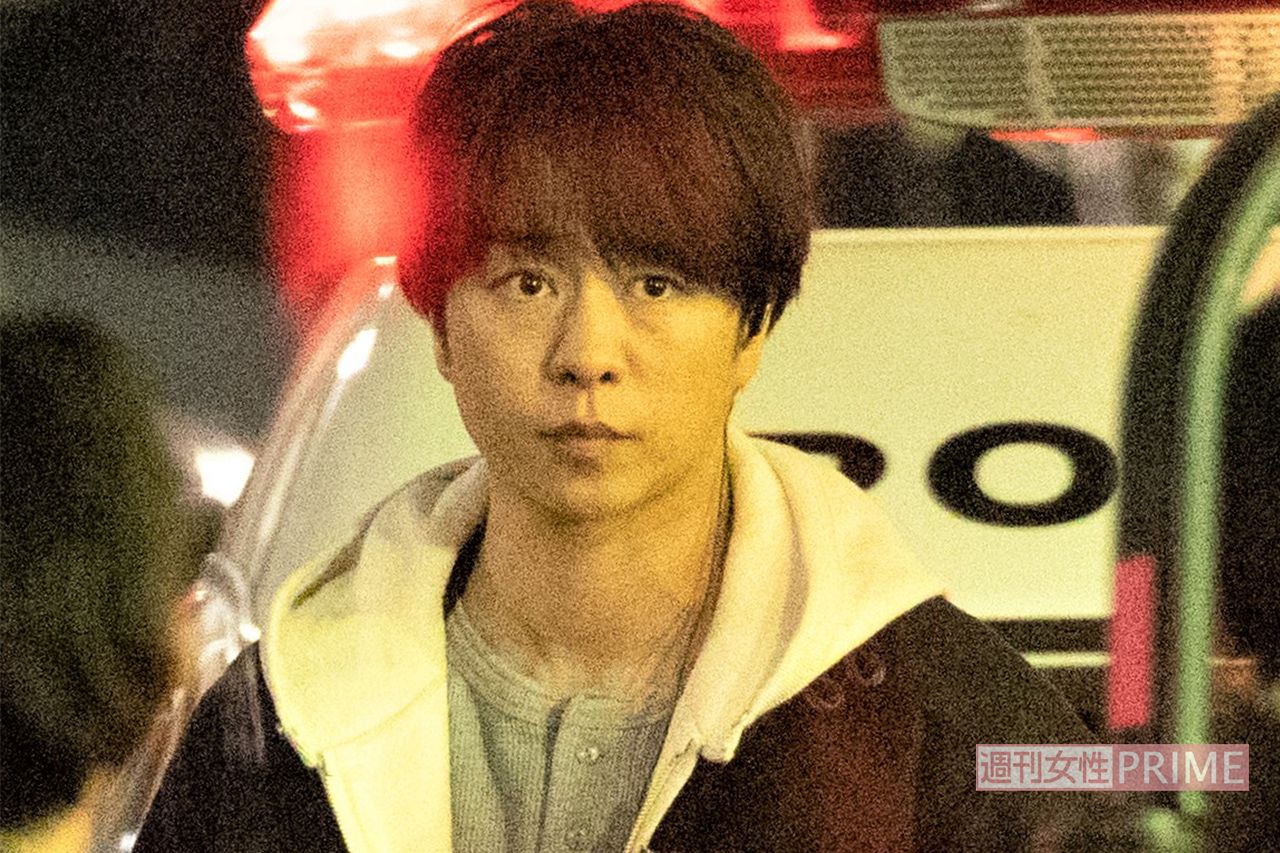 櫻井翔、激しすぎるドラマ『大病院占拠』のロケ現場撮！響き渡る“銃声”に周囲の飲食店が驚き、ハードなアクションで外れる“ボタン” | 週刊女性PRIME