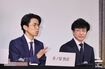 10月2日の会見で、「落ち着いて」と記者たちをたしなめる井ノ原（左）と、それを見守る東山