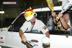 2003年9月15日、阪神タイガースの優勝を喜ぶ男性たち