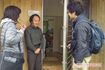 仮設住宅の見守りを続ける精神科医・矢田部さん(右)