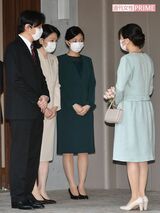 結婚当日、バラのブーケを手に自宅を離れる眞子さんを秋篠宮ご夫妻と佳子さまが見送られた（'21年10月26日）