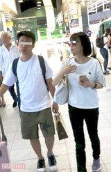 白いTシャツと緑色のパンツというペアルックで歩いていた（'18年8月）