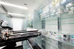 薬局24byGMOの調剤ロボット。最新テクノロジーを導入することで、正確かつスピーディーな調剤を行う