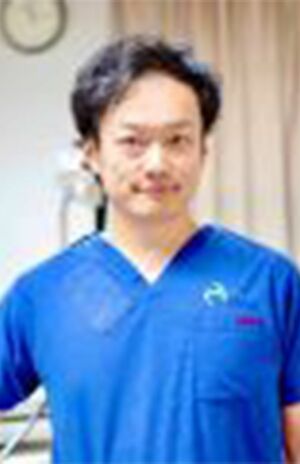 薬師寺泰匡先生●救急科専門医。薬師寺慈恵病院院長。富山大学医学部卒業後、岸和田徳洲会病院、福岡徳洲会病院で救急医療に従事。2020年から病院長を務めつつ、岡山大学病院高度救命救急センターで救急医療にも取り組んでいる。