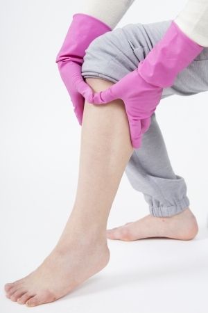 ひざのお皿の下、向こうずねの外側にある足三里からふくらはぎにかけて、上から下へ気持ちがいい程度の力でグイグイもみ押していく。片足ごとに1分ずつ行う。