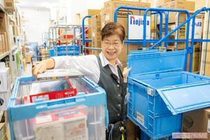 店舗に届いた荷物をチェックし、売り場へ品出しを行う準備をする　撮影／伊藤和幸