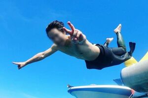 小澤廉と思しき男性がダイビングを楽しむ様子（ダイビング会社インスタグラムより　※画像は一部編集部で加工）