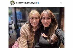 ぴったりニットでも肌見せは欠かさない（中川安奈アナウンサーの公式インスタグラムより）