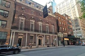 岡本圭人が留学して1年が経とうとしている演劇学校