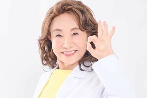 高岡邦子先生　1943年、東京都生まれ。内科医師。元高岡クリニック院長。今も現役の医師でありながら、CMやテレビに出演するなど、シニアモデルとしても活動の幅を広げている。12月19日に主婦と生活社より『82歳の現役女医が実践する病まない老けない生き方』を上梓。