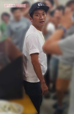 たくさんの人に囲まれて打ち上げのBBQパーティーを楽しむ国分太一（元スタッフ提供）