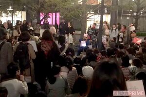 昨年4月11日、東京駅前行幸通りから始まった『フラワーデモ』