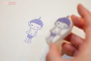 大きな板状の消しゴムに図案を転写し、カッターで彫り進める。5分ほどでできあがり　撮影／武藤奈緒美