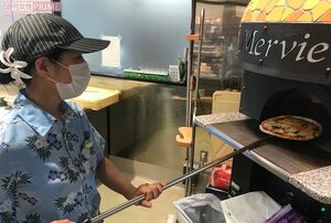 ピザは注文を受けてから職人が生地をこね、ピザ釜で焼き上げてくれるほか、なんと本格ステーキも味わえる