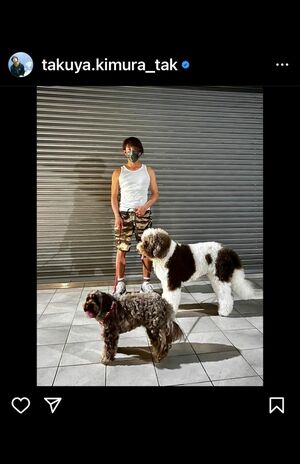 昨年、40代ファイナルで魅せたさんさんスタイル。ワンコたちもビッとしている（木村拓哉公式インスタグラムより）