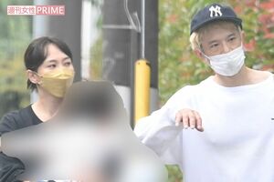 子どもを抱く藤本美貴と庄司智春