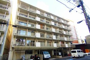 事件現場のマンション。容疑者が管理人を務めていた