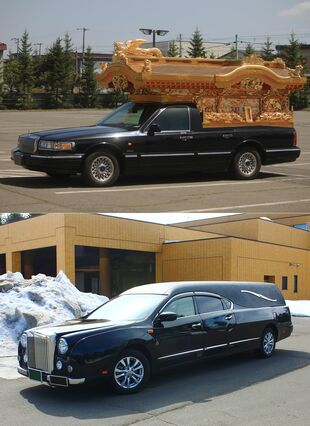 伝統的な宮型霊柩車(上)を使わず、シンプルな霊柩車(下)を採用する業者も増えている(画像はイメージです)