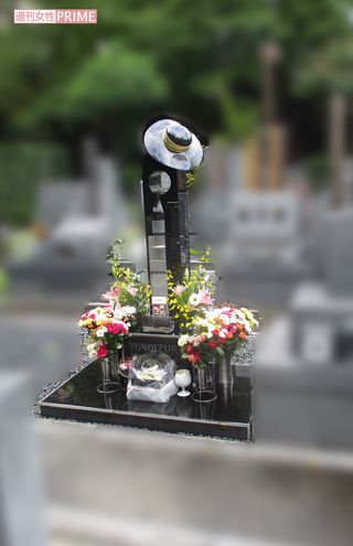 川島なお美の画像 写真 都内屈指の一等地にある墓前は 常に夫とファンが供えた花で満たされている 3枚目 週刊女性prime