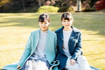 2020年12月29日、佳子さま26歳の誕生日に公開されたご近影。10月の眞子さまの誕生日の時に続き、姉妹仲睦まじいツーショットで