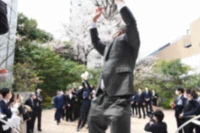 先輩社員からブーケトスのイベントも（HPより）